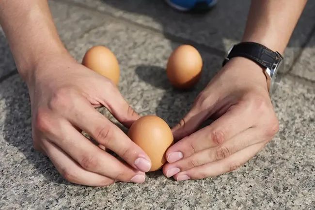 upright egg on autumnal equinox