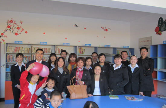 The children took photos happily with XMBAG employee